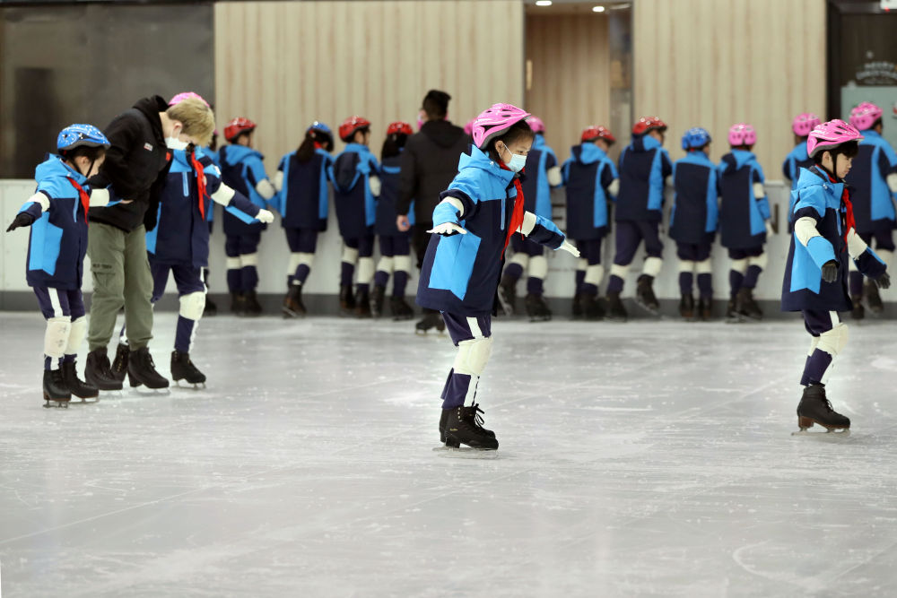 上海黄浦区卢湾一中心小学的学生在课堂上学习滑冰（2021年12月22日摄）。新华社记者刘颖摄